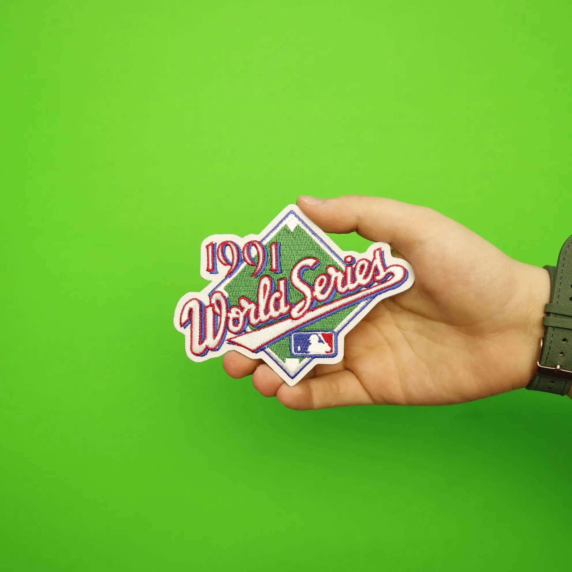 1991 MLB World Series Logo Jersey Patch Atlanta Braves vs. Minnesota Twins - Image 2